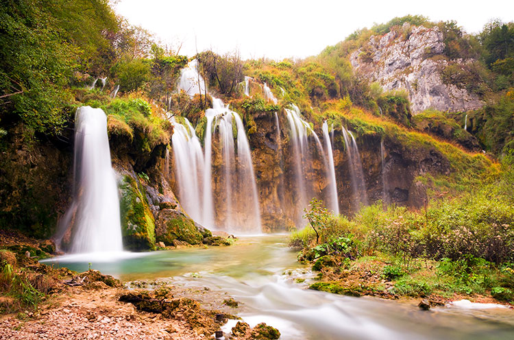 پوستر دیواری منظره جنگل و آبشار